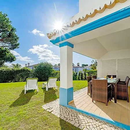Sleeps 4 With Pool Air Con And Wifi Апартаменты